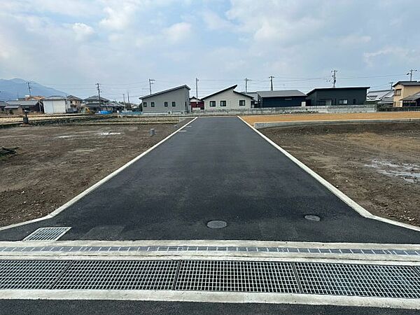 【前面道路含む現地写真】東側道路に面した進入路は、交通量が少なく小さなお子様がいるご家庭も安心。