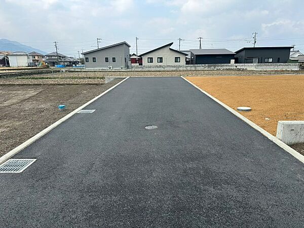 前面道路含む現地写真】東側道路に面した進入路は、交通量が少なく小さなお子様がいるご家庭も安心。