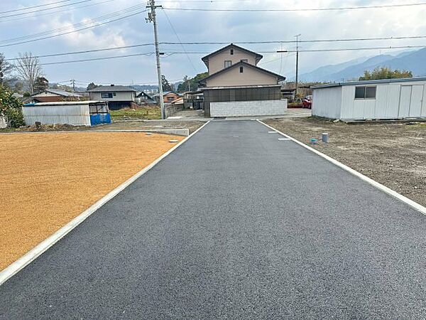 前面道路含む現地写真】東側道路に面した進入路は、交通量が少なく小さなお子様がいるご家庭も安心。