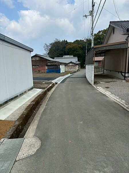 前面道路含む現地写真】東側道路に面した進入路は、交通量が少なく小さなお子様がいるご家庭も安心。