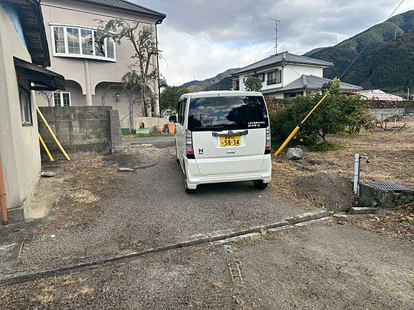 【駐車場】車3台分の駐車スペースがあります。車から降りたら山が見える自然豊かな環境です。