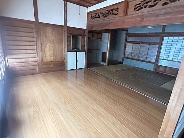 【リビング】木の温もりが心地よいリビング空間。南向きの窓から温かな陽光が差し込み、家族が自然と集まる明るい場所になります。襖を開放すれば隣の和室と繋がり、さらに広く開放的に活用できます。