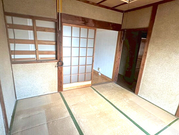 【和室】日本の住まいの良さを感じる、端正な作りの和室。和室が複数あるため、来客時の宿泊スペースとしても余裕を持って対応できます。