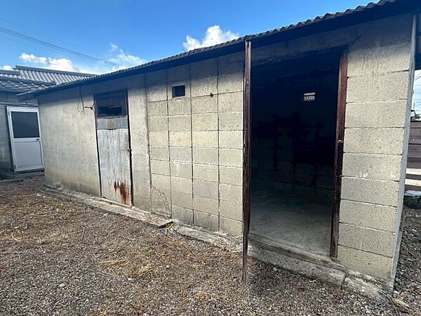 【物置】敷地内に物置があります。庭の手入れ道具やガーデニング用品を保管できて便利です。