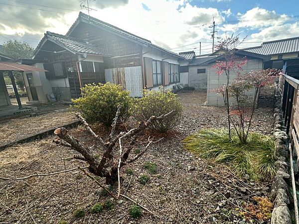 【庭】敷地北東に庭があります。ガーデニングや家庭菜園ができます。