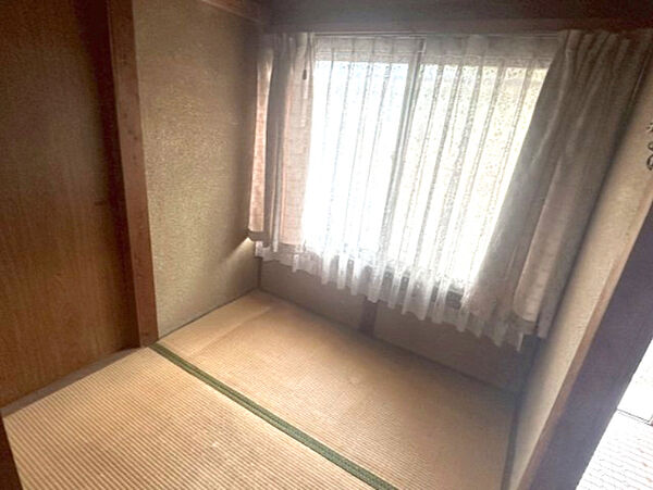 【和室】和室2帖の部屋があり、ちょっとした休憩スペースが確保できます。南側の窓から自然の光が入ってきて落ち着ける空間です。