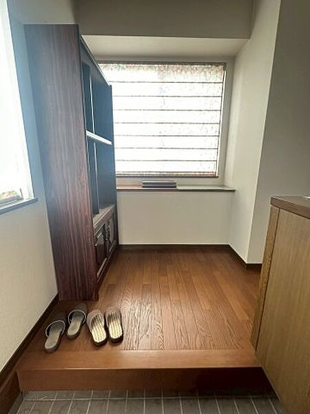 玄関から入ると窓からの光で明るく出迎えてくれます。廊下にあがる段差が低いため、足が悪い方でも安心です。