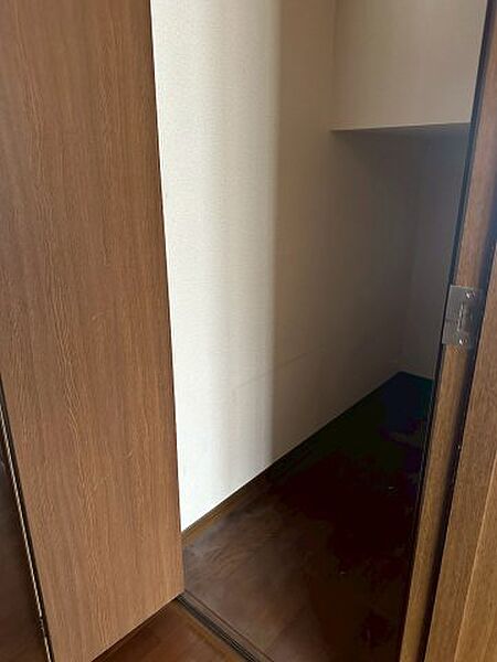 階段下に収納があり、デッドスペースを有効活用しています。掃除用具を収納できるので、日々のお手入れが効率よくできます。