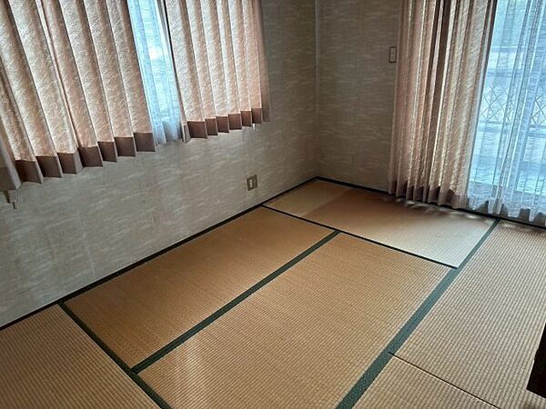 陽当たりが良く、日中は照明なしでも明るく過ごせる居室です。バルコニーに直結しているため、外の空気を取り入れやすく、気分転換もすぐに行えます。クローゼットを活用して、自分好みの整った空間を創出できます。