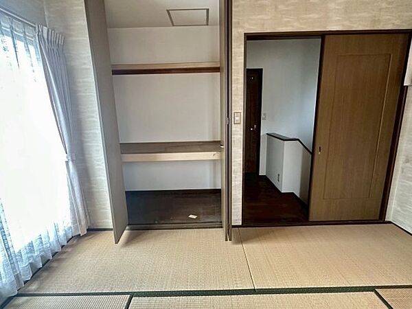 2階の和室にも収納があり、布団や洋服を整理しやすいです。日当たり良好で気持ちの良い生活ができます。