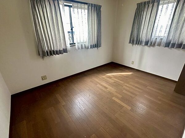 2階に位置する南向きの洋室は、プライベートな時間を大切にできる明るいお部屋です。大きな収納スペースがあり衣類や私物を一括管理できるため、室内を広く使えます。主寝室や書斎として使いやすい居室です。