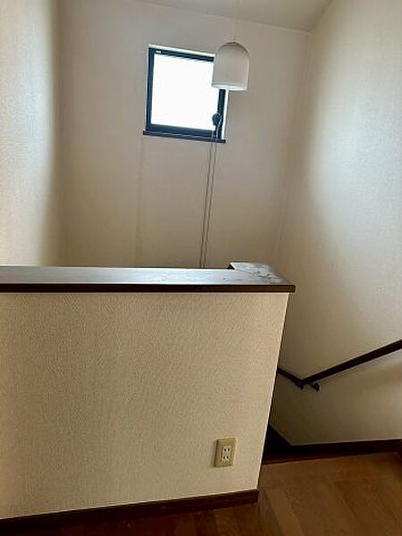 階段に窓があるのでしっかりと光が入り、明るい住宅です。2階の廊下にもコンセントがあるので、日々のお掃除もしやすいです。