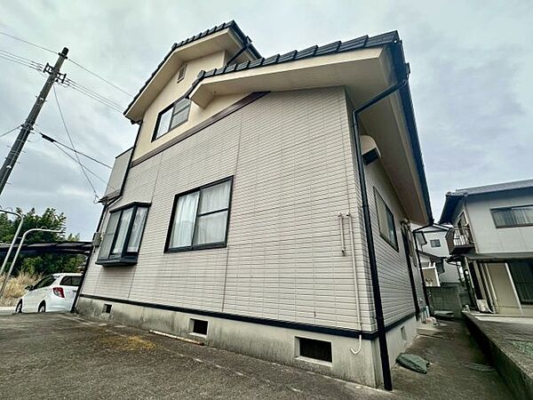 落ち着いた佇まいの中古戸建は、並列2台駐車可能なゆとりある敷地が魅力です。カーポート付きで雨の日でも車への移動が苦にならず、大切な愛車を日差しや汚れから守りながら長く綺麗に維持できます。