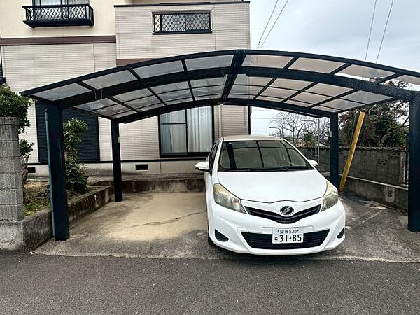 駐車スペースには屋根付きのカーポートがあり、機能性と利便性を両立しています。2階のバルコニーがアクセントとなる外観は、南からの光を効率よく取り込む造りです。
