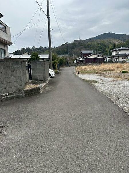南側に道路が面しているので日当たり良好です。山が見える閑静な住宅地です。