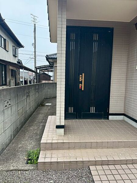 玄関ポーチには屋根があるので、雨の日もストレスなく出入りできます。