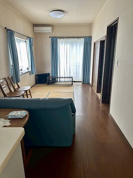 陽当たり良好なリビングは、家具の配置がしやすい広々とした空間です。和室と隣接しているため、扉を開放することでさらに奥行きのある空間としても活用できます。家族の成長に合わせて自由に使いこなせます。