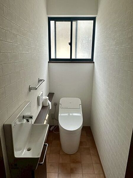 温水洗浄便座を採用したトイレは、清潔感があり心地よい空間です。窓があるので換気しやすく、快適に利用できます。