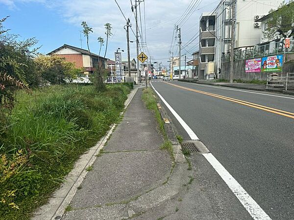 【前面道路含む現地写真】南側接道を東向きに撮影