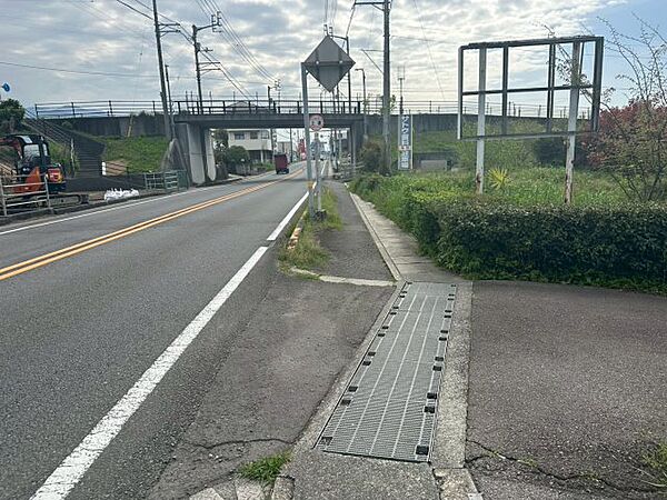 【前面道路含む現地写真】南側接道を西向きに撮影