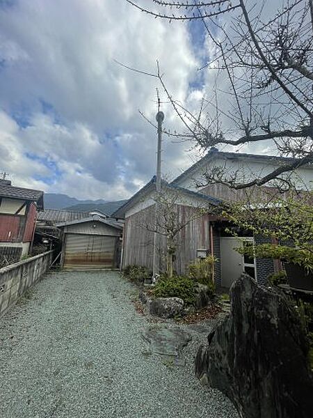 99坪超のゆとりある敷地面積を誇り、建築条件がないためこだわりのプランを検討できます。平坦地なので造成費用を抑えやすく、庭や駐車場など土地を有効活用した、自由な設計による住まい作りを楽しめる土地。