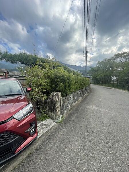 前面道路は車の離合も可能な幅員が確保されており、毎日の車の出し入れもスムーズ。静かな環境で、落ち着いた暮らしが実現します。現地は平坦で開放感があり、日当たりも良いため明るい住まいの計画に適した環境。