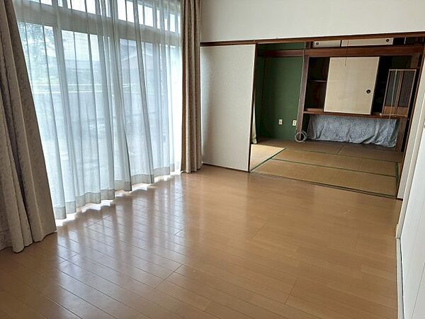 【洋室】日当たり良好な南側の掃き出し窓周辺は明るくて家族が過ごすのに適した居室です！