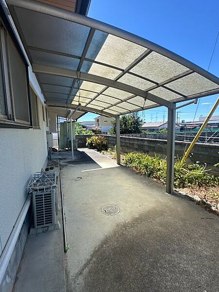 【外観】屋根付きの物干しスペースで急な雨でも安心です！