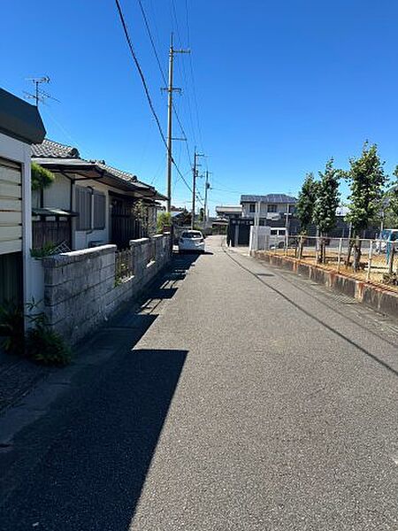 【前面道路含む現地写真】幅員　約5mの道路で通行・駐車がしやすいです！
