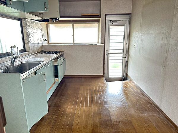 【ダイニングキッチン】システムキッチンには窓が配置されており調理中の煙やにおいがこもりにくく快適♪