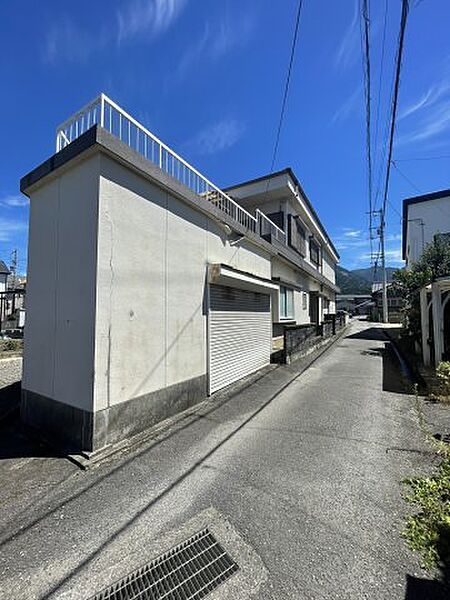 前面道路含む現地写真です
