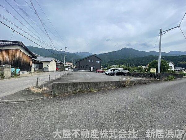 周囲を見渡せる見晴らしの良さがあり、毎日の暮らしに爽快感をもたらします。光と風をふんだんに取り込めるため、健康的で気持ちの良い空間づくりが可能です