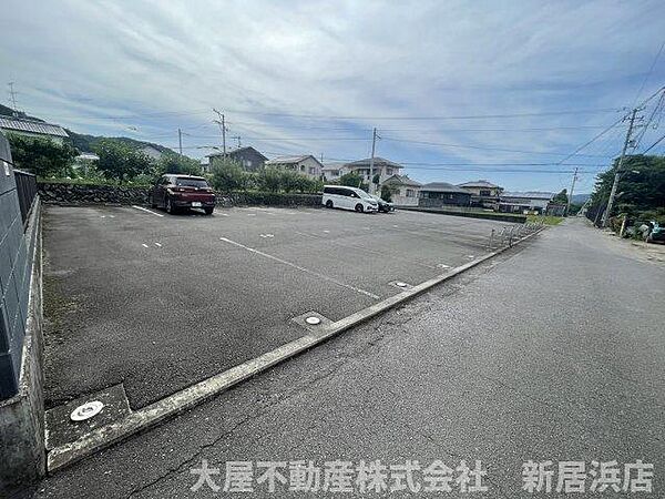 目の前の道路が広く、車での出入りもストレスなくスムーズに行えます。
