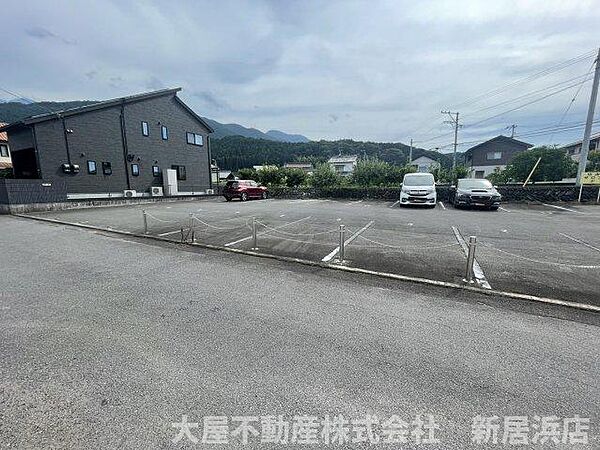 接道幅が広いため日当たりや通気性がしっかり確保され、明るく開放感あふれる住居環境を美しく演出してくれます。