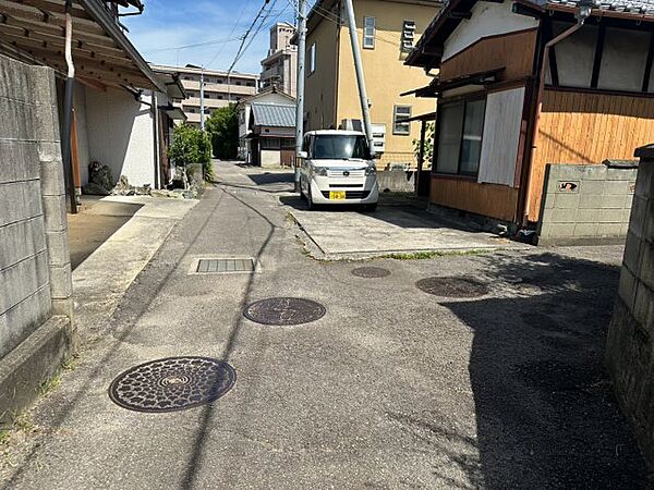 【前面道路含む現地写真】北側接道を東向きに撮影