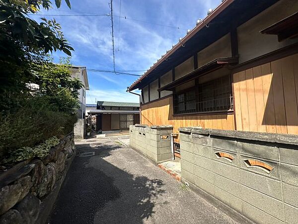 【前面道路含む現地写真】西側私道より北向きに撮影