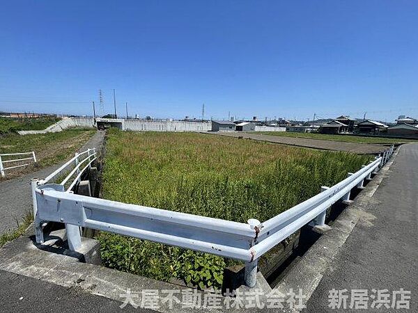 全体の敷地配置が明確で事業用地としての活用イメージが膨らむ土地です。車の出し入れや人通りの視認ルートを考慮した建物レイアウトが検討しやすく快適な事業展開をバックアップします。