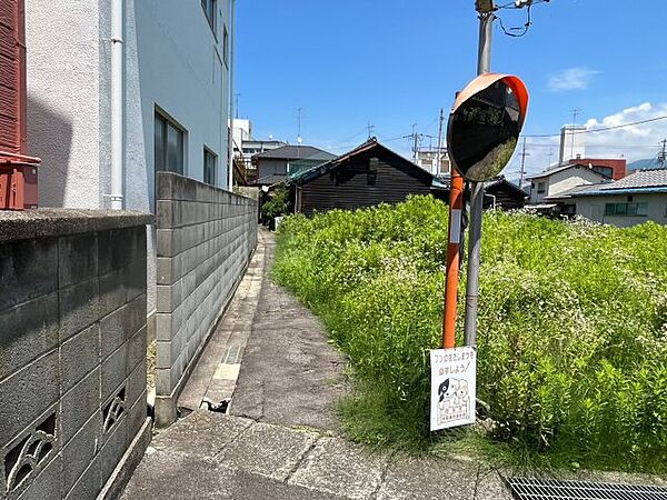 前面道路含む現地写真です