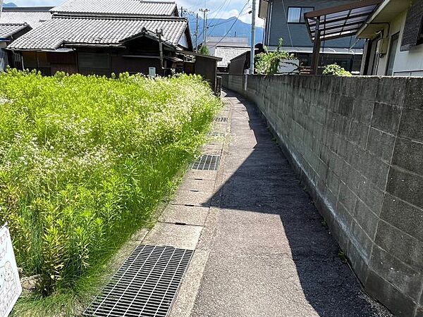 前面道路含む現地写真です