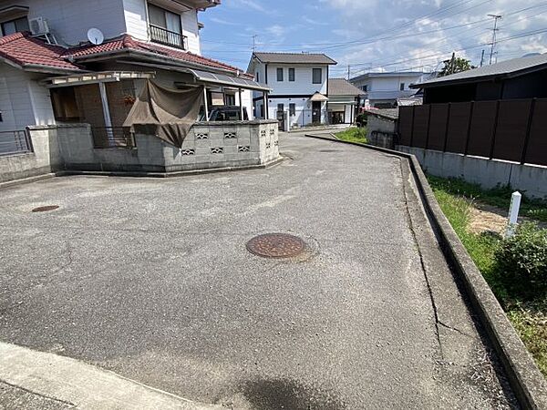 前面道路含む現地写真です