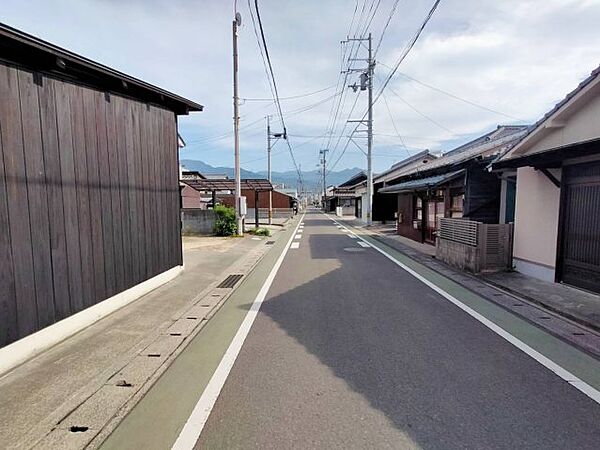 現地写真（前面道路　南向き撮影）