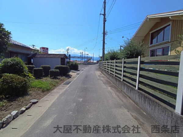 北側幅員約4ｍの道路に15.5ｍ接しており、視界を遮るものがなく開放的な雰囲気です。前面道路の交通量も落ち着いているため、落ち着いた環境で駐車もスムーズに行え、安全に帰宅できる毎日が待っています。