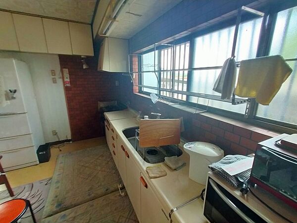 広めのシンクと作業スペースを確保し、大型の調理器具や大量の食材も楽に扱えます。