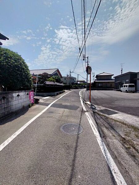現地写真（南側前面道路　西向き撮影）