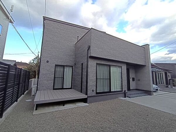南向きの設計を活かした、明るい表情の外観。100坪以上の土地があるからこそ実現した、建物と庭の美しいバランスが魅力です。駅徒歩4分の立地でありながら、この広さと新しさを手に入れる贅沢を実感。