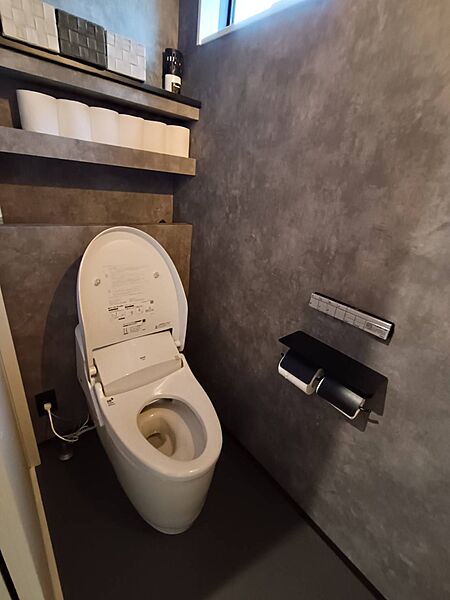 2ヶ所に設置されたトイレは、忙しい朝の時間帯でも家族同士で重なるストレスを軽減。築浅のため汚れが付きにくい最新型を採用しており、お手入れのしやすさと清潔感を両立したプライベートな空間を保てます