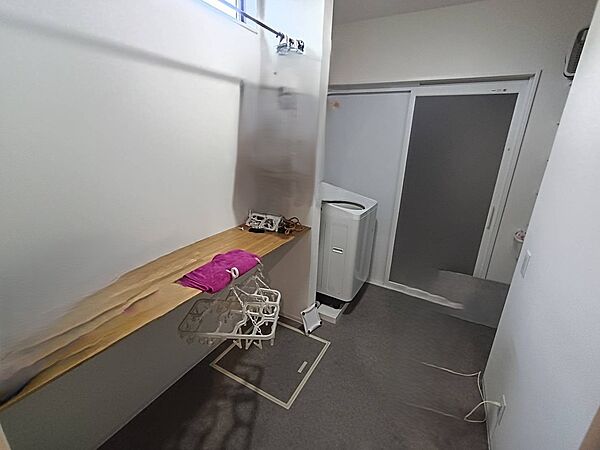 ゆとりある広さを確保した脱衣場は、家族が重なる朝の時間帯もスムーズに身支度が整います。2023年築ならではの清潔感と機能的な収納が備わり、常に整った空間を維持できます。