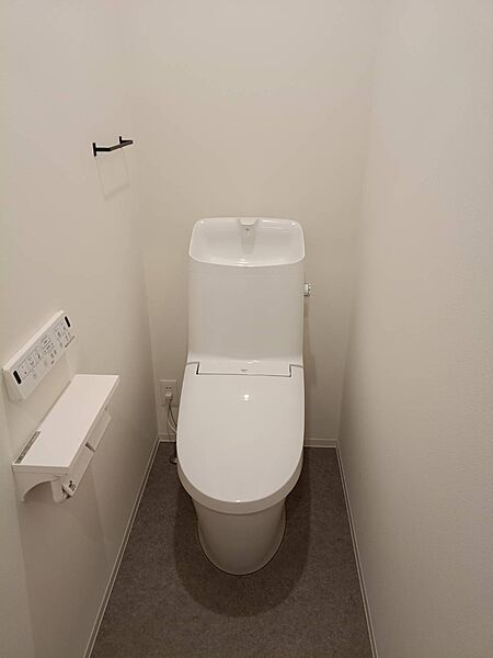 1階と2階の2拠点にトイレを配置することで、家族間の動線が重ならず快適です。掃除のしやすい形状の便器を採用しており、短時間のケアで美しさをキープ。来客時も気兼ねなく案内できる清潔感があります。