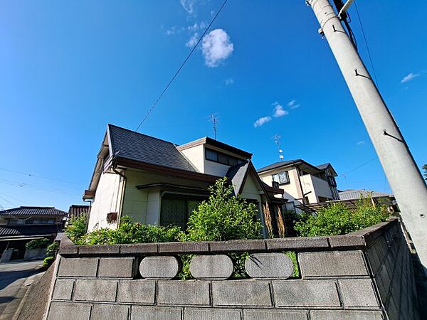 各室の広さとプライバシーを両立させた、4LDKの間取り。リビングを中心に家族が自然と集まり、個室では静かに寛げるメリハリのある暮らし。広い庭や駐車スペースも確保しやすく、自由度の高いライフスタイル。