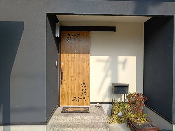 平屋の落ち着きと現代的なセンスが融合した、品格ある外観